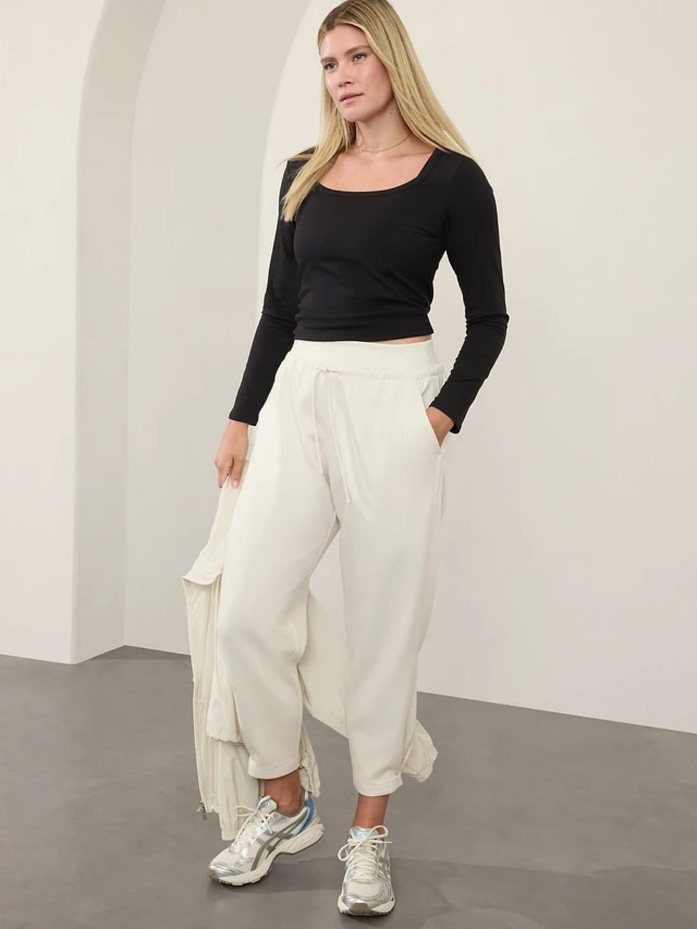 Athleta Cream Drawstring Allure High Rise Tapered Joggers size Large
